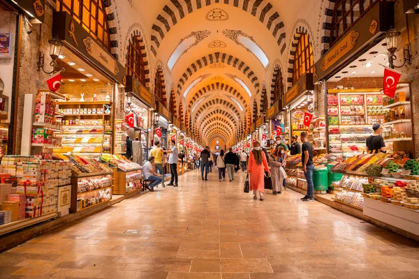 土耳其伊斯坦布尔 2021年5月18日 人们在伊斯坦布尔著名的古代集市 埃及集市 Misir Carsisi 上购物和散步 — 图库照片