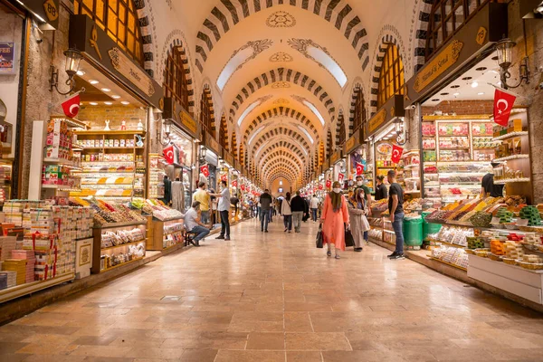 Istanbul Turecko Května 2021 Lidé Nakupují Chodí Slavném Starobylém Bazaru — Stock fotografie