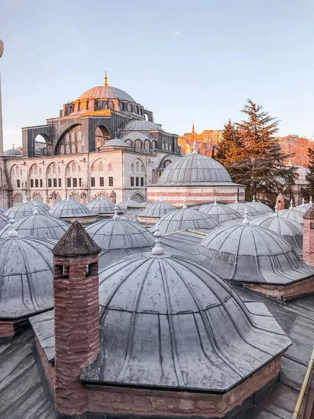土耳其伊斯坦布尔 2021年3月5日 伊斯坦布尔碧奥卢省Tophane的Kilic Ali Pasha清真寺和Hamam建筑群的圆顶和尖塔 — 图库照片