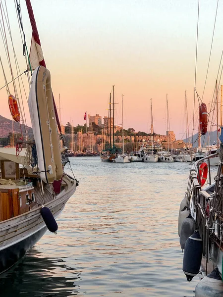 Bodrum Turquie Août 2017 Yachts Amarrés Marina Bodrum Contre Château — Photo