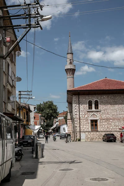 2021年8月14日 トルコ ブルサ州イェニセヒル Yenisehir トルコ共和国ブルサ県イェニセヒル Yenisehir 町の通りの一般建築 イェニセヒルはオスマン帝国の最初の首都であった — ストック写真