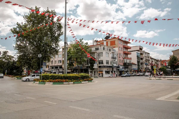 2021年8月14日 トルコ ブルサ州イェニセヒル Yenisehir トルコ共和国ブルサ県イェニセヒル Yenisehir 町の通りの一般建築 イェニセヒルはオスマン帝国の最初の首都であった — ストック写真