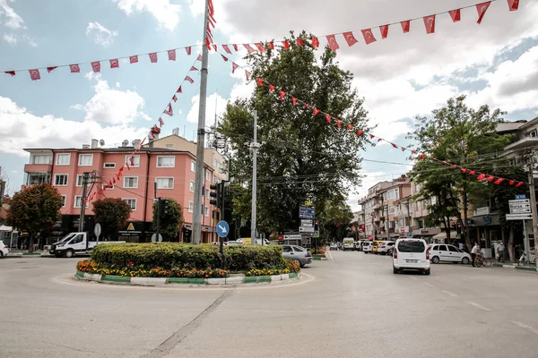 2021年8月14日 トルコ ブルサ州イェニセヒル Yenisehir トルコ共和国ブルサ県イェニセヒル Yenisehir 町の通りの一般建築 イェニセヒルはオスマン帝国の最初の首都であった — ストック写真