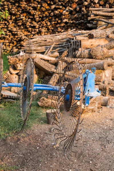 Rusty Seník Ostnatými Koly — Stock fotografie