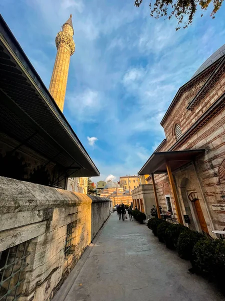 イスタンブール トルコ 2021年9月15日 トファン ビヨグル イスタンブールのキリック パシャモスクとハマム複合体のドームとミナレット — ストック写真