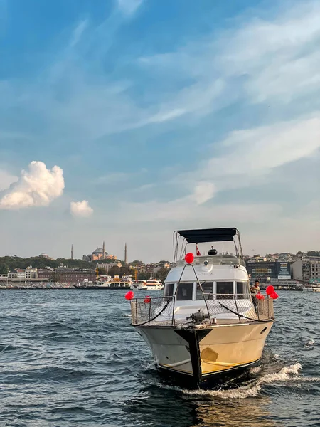 Istambul Turquia Setembro 2021 Pequeno Barco Passageiros Decorado Com Balões — Fotografia de Stock