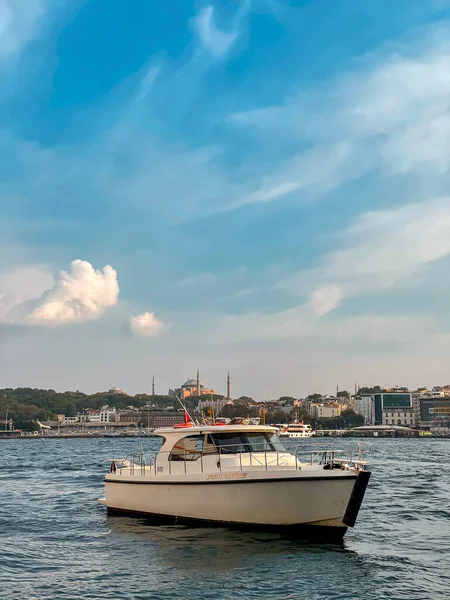 Istambul Turquia Setembro 2021 Pequeno Barco Passageiros Contra Costa Eminonu — Fotografia de Stock