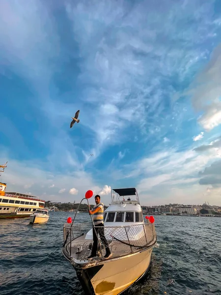 Istambul Turquia Setembro 2021 Pequeno Barco Passageiros Decorado Com Balões — Fotografia de Stock