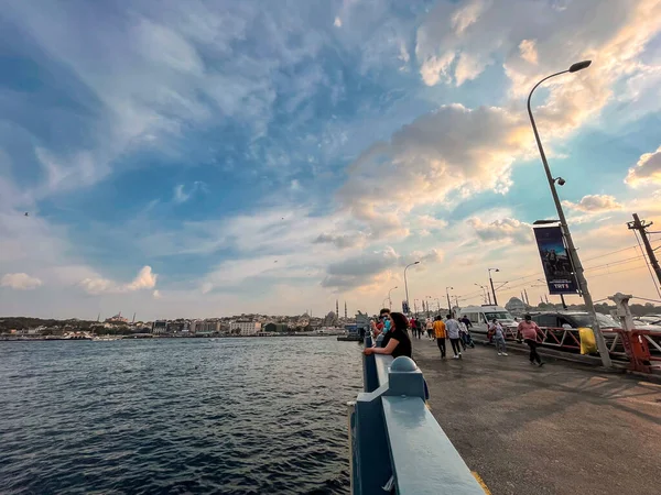 土耳其伊斯坦布尔 2021年9月15日 伊斯坦布尔 人们在连接卡拉科伊和埃米诺努的加拉塔桥上行走和捕鱼 — 图库照片