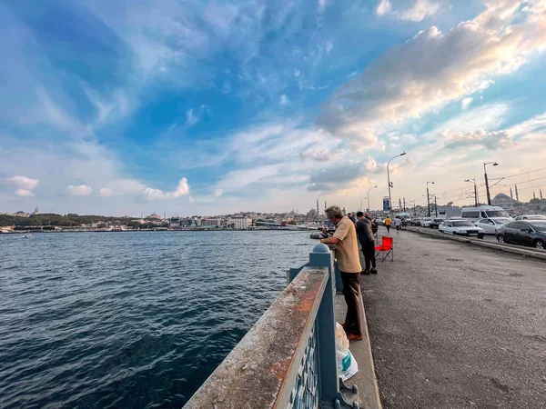 Istanbul Turkiet September 2021 Människor Går Och Fiskar Galatabron Som — Stockfoto