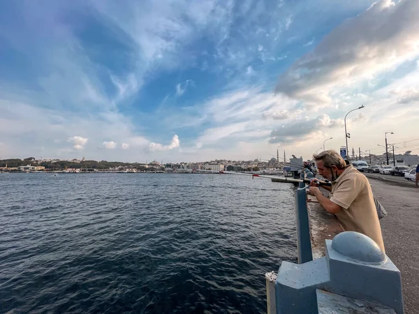 Istambul Turquia Setembro 2021 Pessoas Caminhando Pescando Ponte Galata Que — Fotografia de Stock