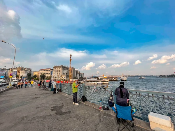 Istambul Turquia Setembro 2021 Pessoas Caminhando Pescando Ponte Galata Que — Fotografia de Stock