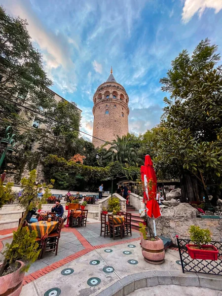 イスタンブール トルコ 2021年9月15日 ビヨグルに位置するガラタ塔 古代の構造とイスタンブールの最も重要なランドマークの一つのビュー — ストック写真