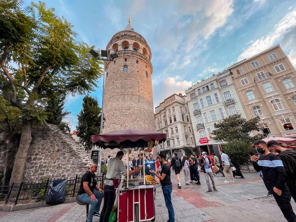 イスタンブール トルコ 2021年9月15日 ビヨグルに位置するガラタ塔 古代の構造とイスタンブールの最も重要なランドマークの一つのビュー — ストック写真