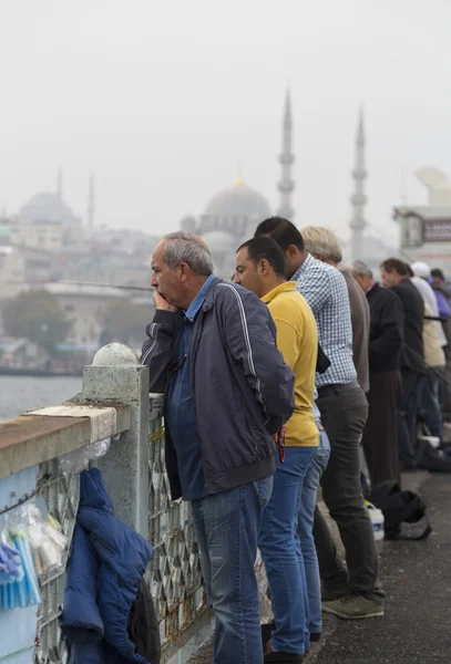 People fishing in Istanbul Turkey — Stock Photo, Image