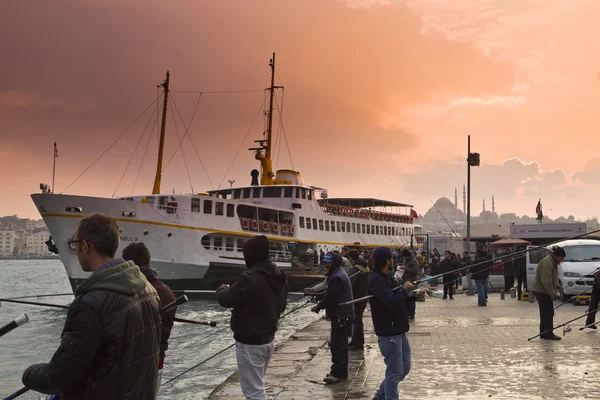 Istanbul Turkey October 2016 People Fishing Bosphorus Sunset Hour Karakoy — Stock Photo, Image