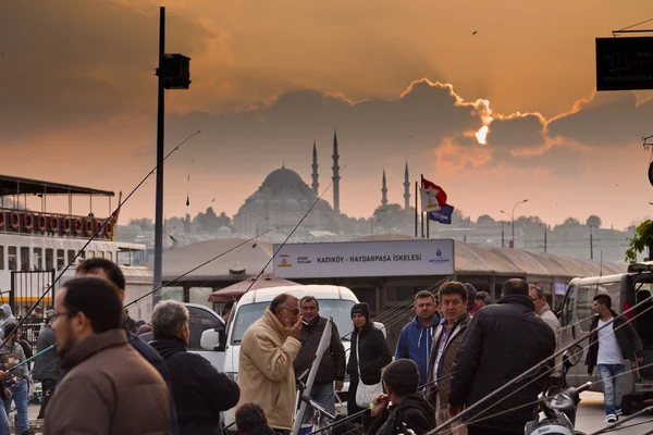 Istambul Turquia Outubro 2016 Pessoas Que Pescam Perto Bósforo Hora — Fotografia de Stock