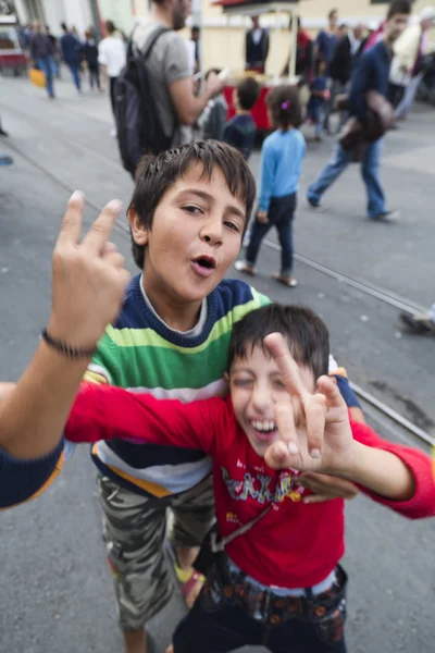 Дети беженцев в Стамбуле — стоковое фото