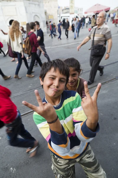 Refugee kids in Istanbul — Stock Photo, Image