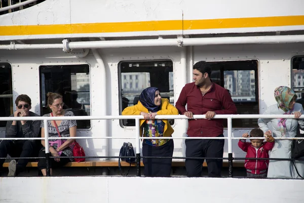 Istanbul Turkey August 2017 Passengers Boat Crossing Bosphorus Istanbul Turkey — Stock Photo, Image