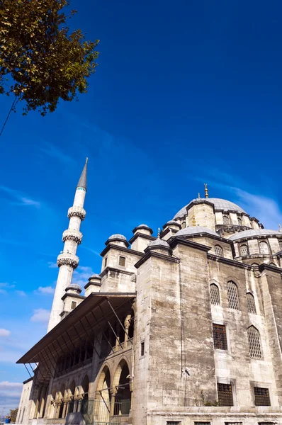 Yeni Cami (Nova Mesquita) no distrito de Eminonu, Istambul — Fotografia de Stock