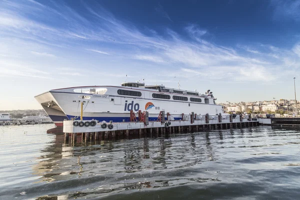 Estação de ferry IDO e balsas que transportam passageiros de Yenikapi para muitos pontos do mar de Mármara — Fotografia de Stock