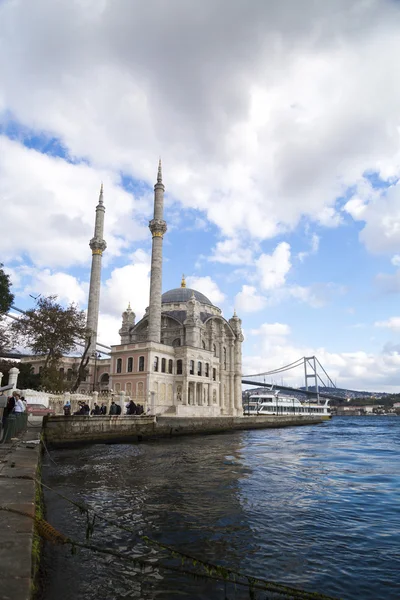 Vista panoramica di Piazza Ortakoy vicino al Bosforo, Istanbul — Foto Stock