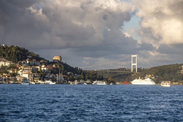 Vista desde el Bósforo que separa Europa de Asia, Estambul, Turquía . — Foto de Stock
