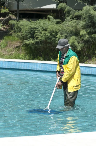 Municipal worker cleaning the decorative pool and fountains inside the public Macka Park in Istanbul — Stock Photo, Image