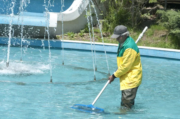 Municipal worker cleaning the decorative pool and fountains inside the public Macka Park in Istanbul — Stock Photo, Image