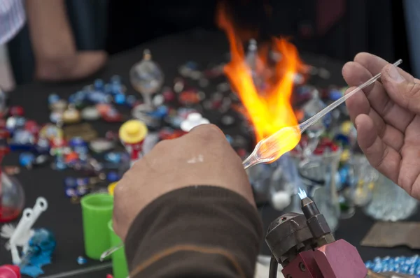 Hantverkare att skapa glas objekt med eld — Stockfoto