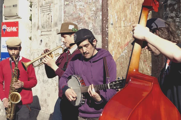 Músicos de rua se apresentando na Avenida Istiklal, Beyoglu, Istambul — Fotografia de Stock