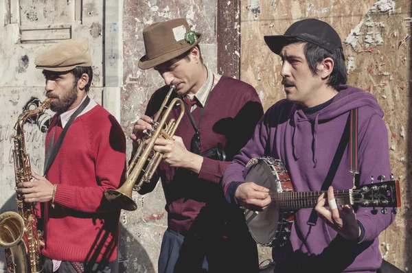 Músicos de rua se apresentando na Avenida Istiklal, Beyoglu, Istambul — Fotografia de Stock