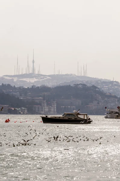 Blick vom Bosporus, der Europa von Asien, Istanbul, der Türkei trennt. — Stockfoto