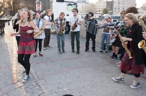 Músicos callejeros tocando con sus instrumentos en Istiklal Avenue, Estambul . — Foto de Stock