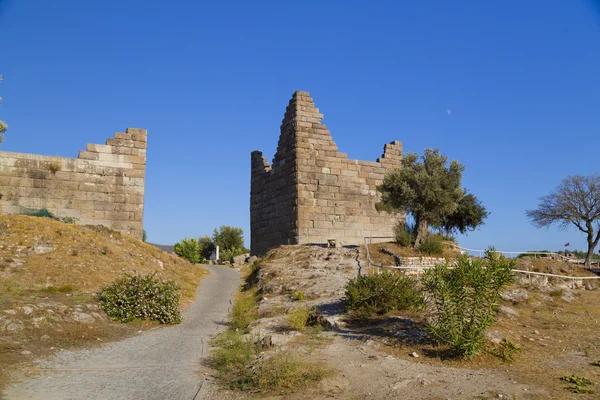 Gumbet 和博德鲁姆中心，博德鲁姆土耳其之间历史的 Myndos 门的古构造 — 图库照片
