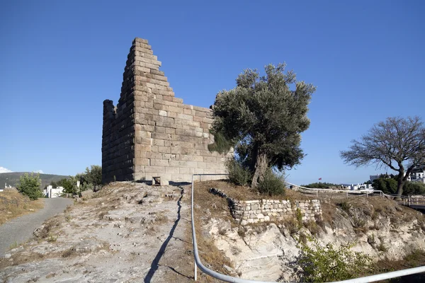 Forntida strukturerar av historiska stadsmursporten Myndos mellan Gumbet och Bodrum centrum, Bodrum Turkiet — Stockfoto