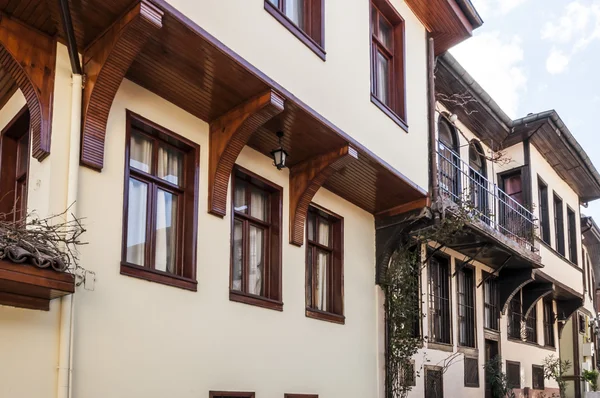 Arquitetura de madeira baseada em estilo otomano em uma rua no distrito de Tophane, na cidade velha de Bursa, Marmara, Turquia — Fotografia de Stock
