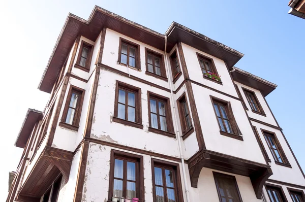 Arquitetura de madeira baseada em estilo otomano em uma rua no distrito de Tophane, na cidade velha de Bursa, Marmara, Turquia — Fotografia de Stock