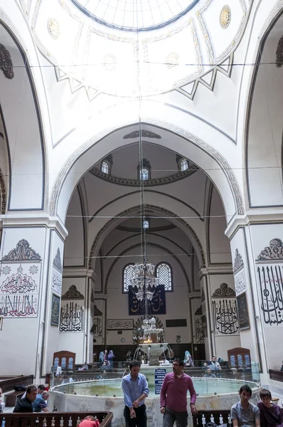 Interiör bild av Ulucami eller den stora moskén i Bursa islamiska stil antika dekoration och arabisk kalligrafi konstverk — Stockfoto