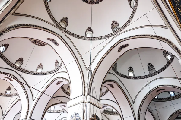 Ulucami またはブルサ イスラム スタイルのアンティーク装飾やアラビア書道作品の大モスクの内部ビュー — ストック写真