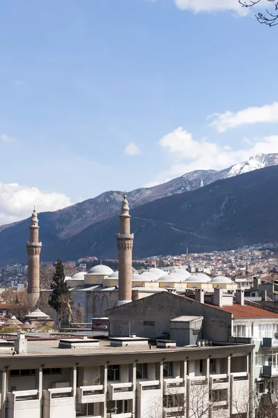 Vista del distrito central de Bursa, la cuarta ciudad más grande de los pavos — Foto de Stock