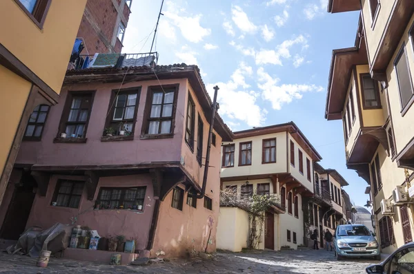 Деревянная архитектура в османском стиле на улице в Тофанском районе старого города Бурса, Мармара, Турция — стоковое фото