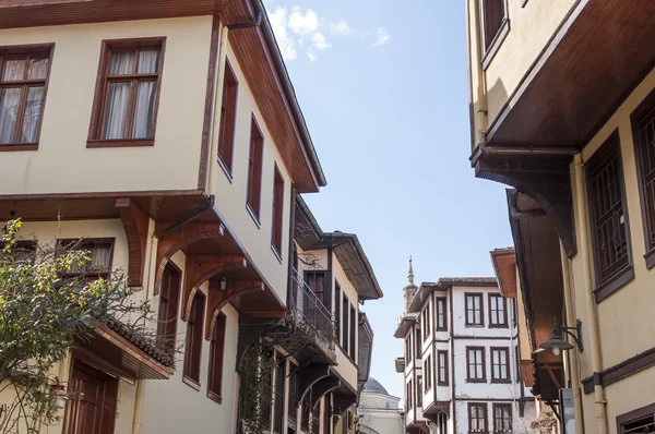 Arquitetura de madeira baseada em estilo otomano em uma rua no distrito de Tophane, na cidade velha de Bursa, Marmara, Turquia — Fotografia de Stock