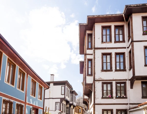 Houten gebaseerde Ottomaanse stijl architectuur in een straat in Tophane district van Bursa binnenstad, Marmara, Turkije — Stockfoto