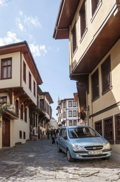 Arquitetura de madeira baseada em estilo otomano em uma rua no distrito de Tophane, na cidade velha de Bursa, Marmara, Turquia — Fotografia de Stock