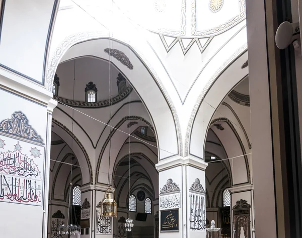 Vista interior de Ulucami o la Gran Mezquita en estilo islámico Bursa decoración antigua y caligrafía árabe obras de arte — Foto de Stock