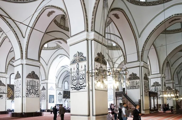 Vista interna di Ulucami o la Grande Moschea in stile islamico Bursa decorazione antica e opere d'arte calligrafia araba — Foto Stock