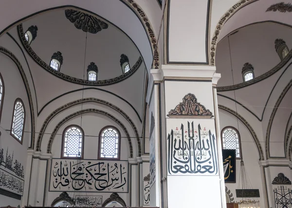 Vista interior de Ulucami ou a Grande Mesquita em Bursa decoração antiga estilo islâmico e caligrafia árabe obras de arte — Fotografia de Stock