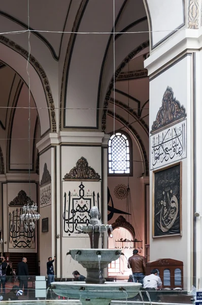 Vista interior de Ulucami o la Gran Mezquita en estilo islámico Bursa decoración antigua y caligrafía árabe obras de arte —  Fotos de Stock